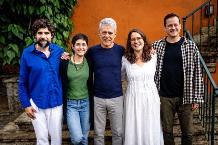 Chico Buarque e família participam do single duplo do grupo Escafandristas