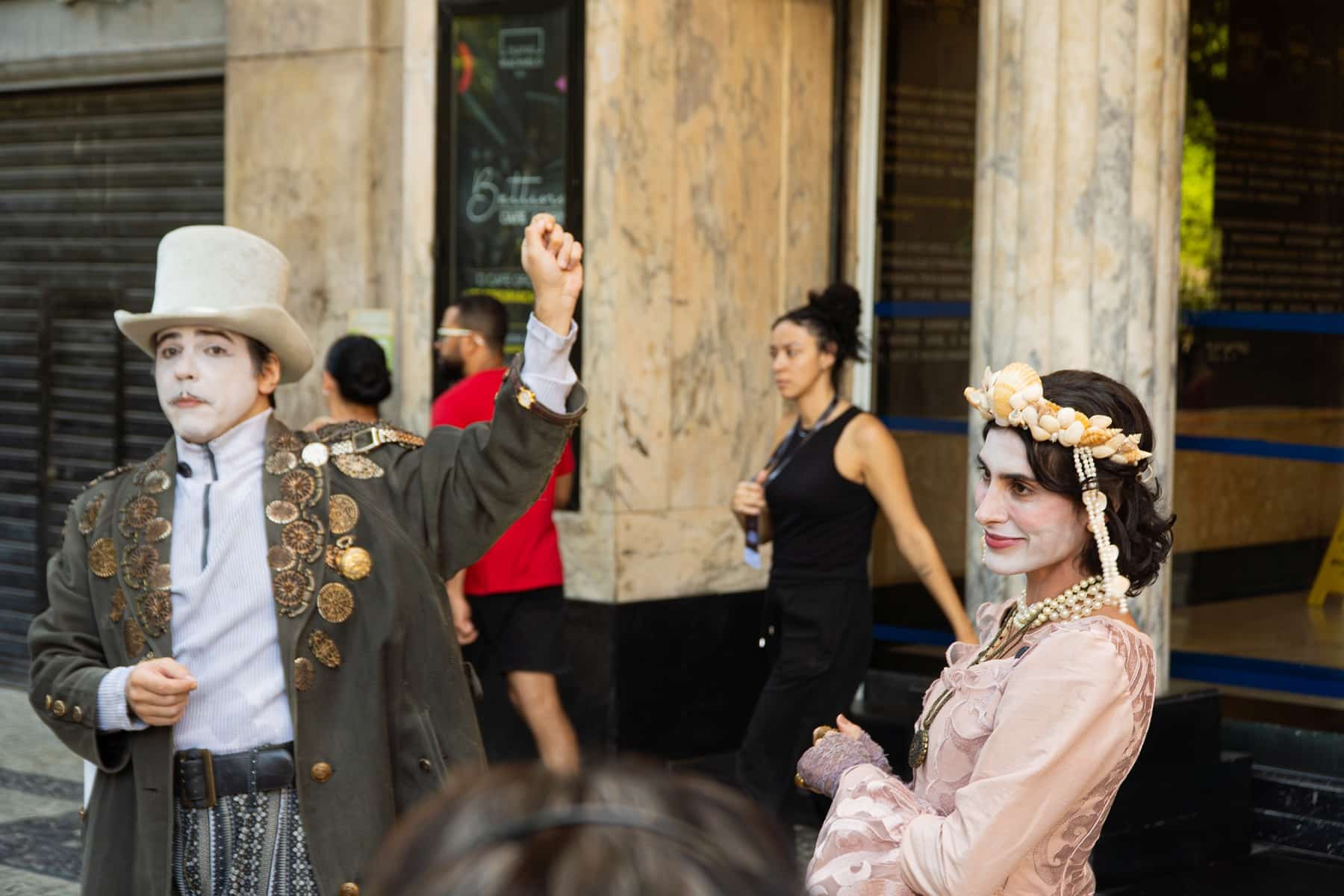 revistaprosaversoearte.com - Entre bastidores, mem&oacute;rias e figurinos: visitas guiadas do Teatro Riachuelo Rio completam 1 ano