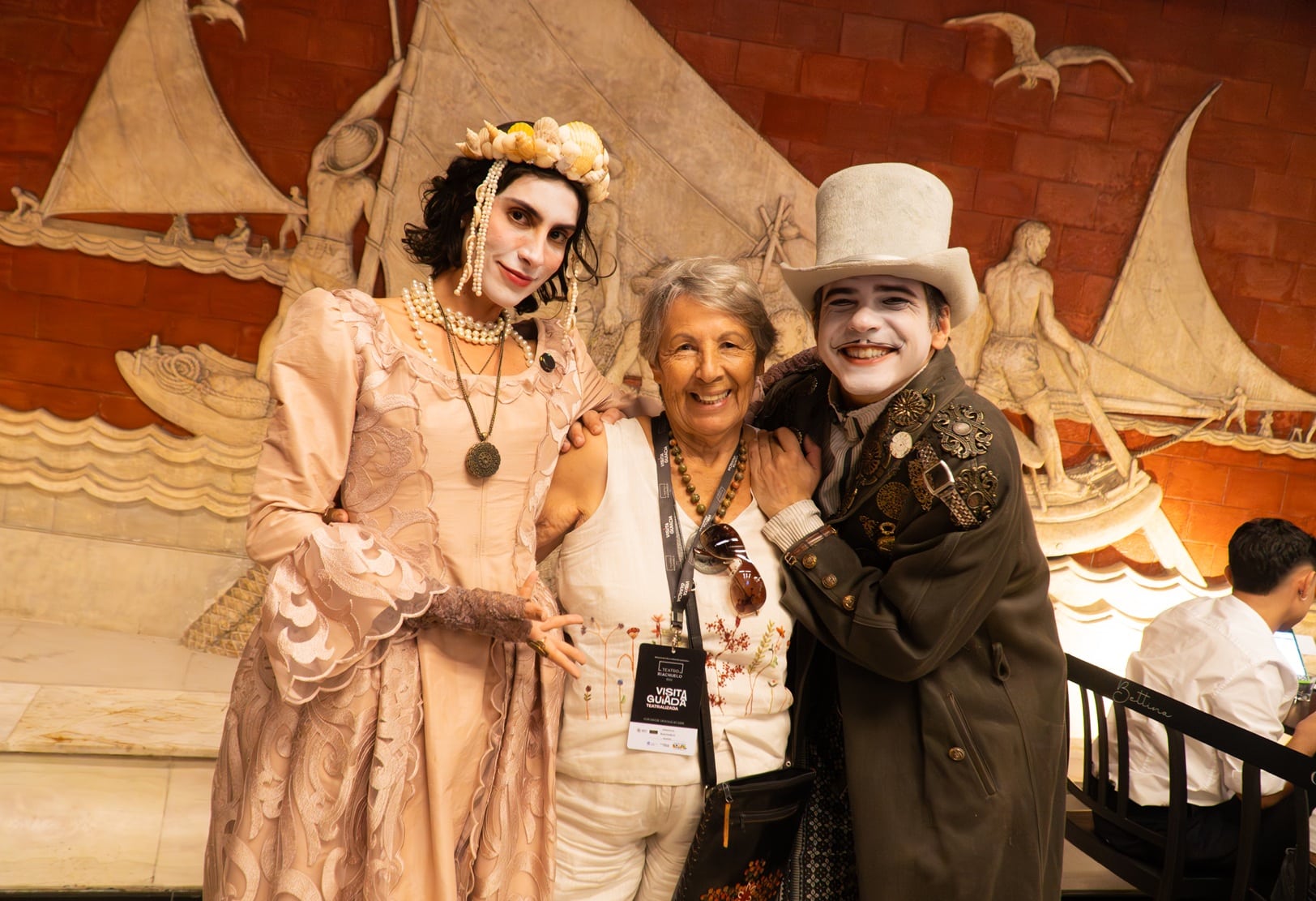 revistaprosaversoearte.com - Entre bastidores, mem&oacute;rias e figurinos: visitas guiadas do Teatro Riachuelo Rio completam 1 ano