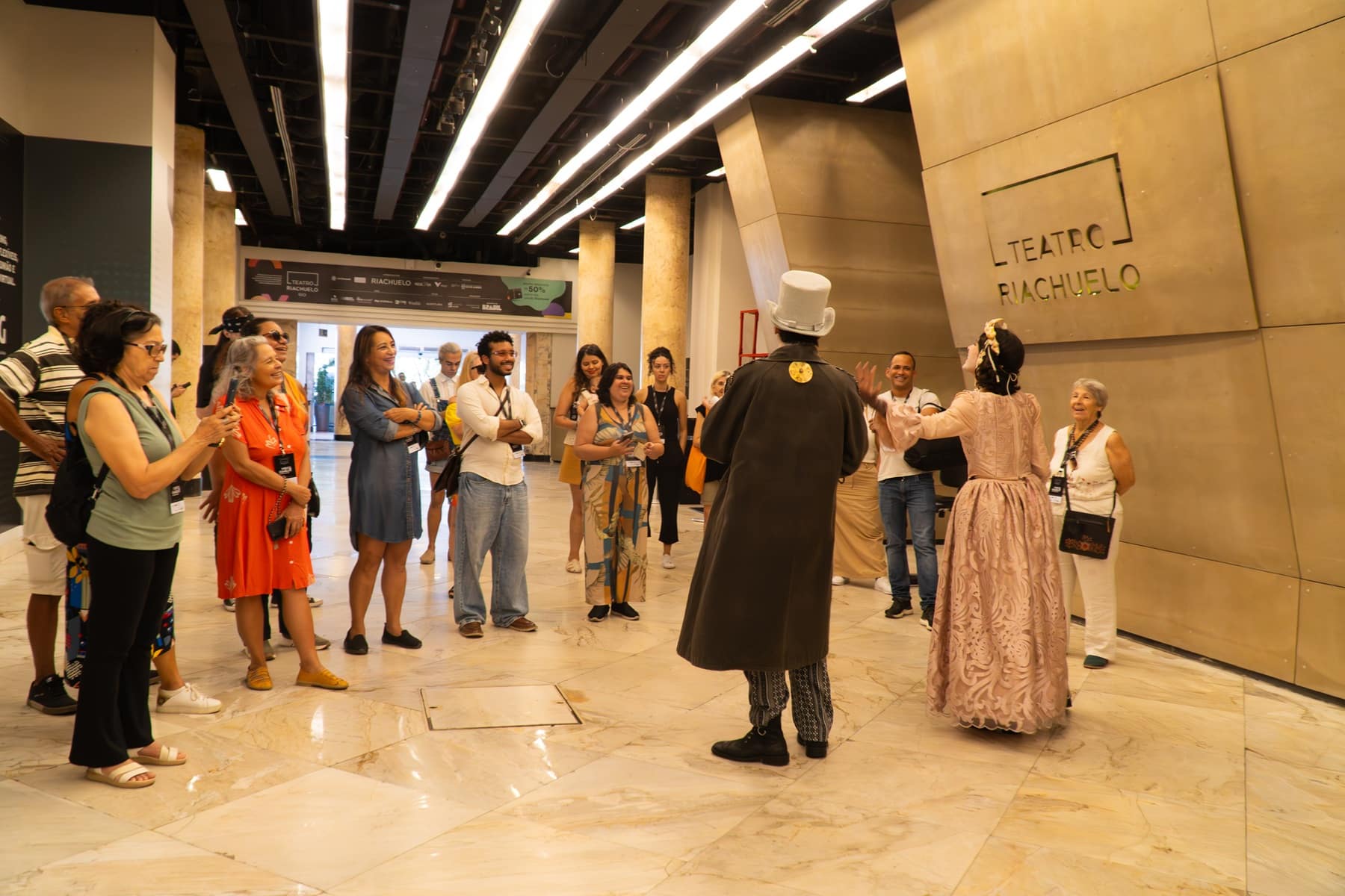 revistaprosaversoearte.com - Entre bastidores, mem&oacute;rias e figurinos: visitas guiadas do Teatro Riachuelo Rio completam 1 ano
