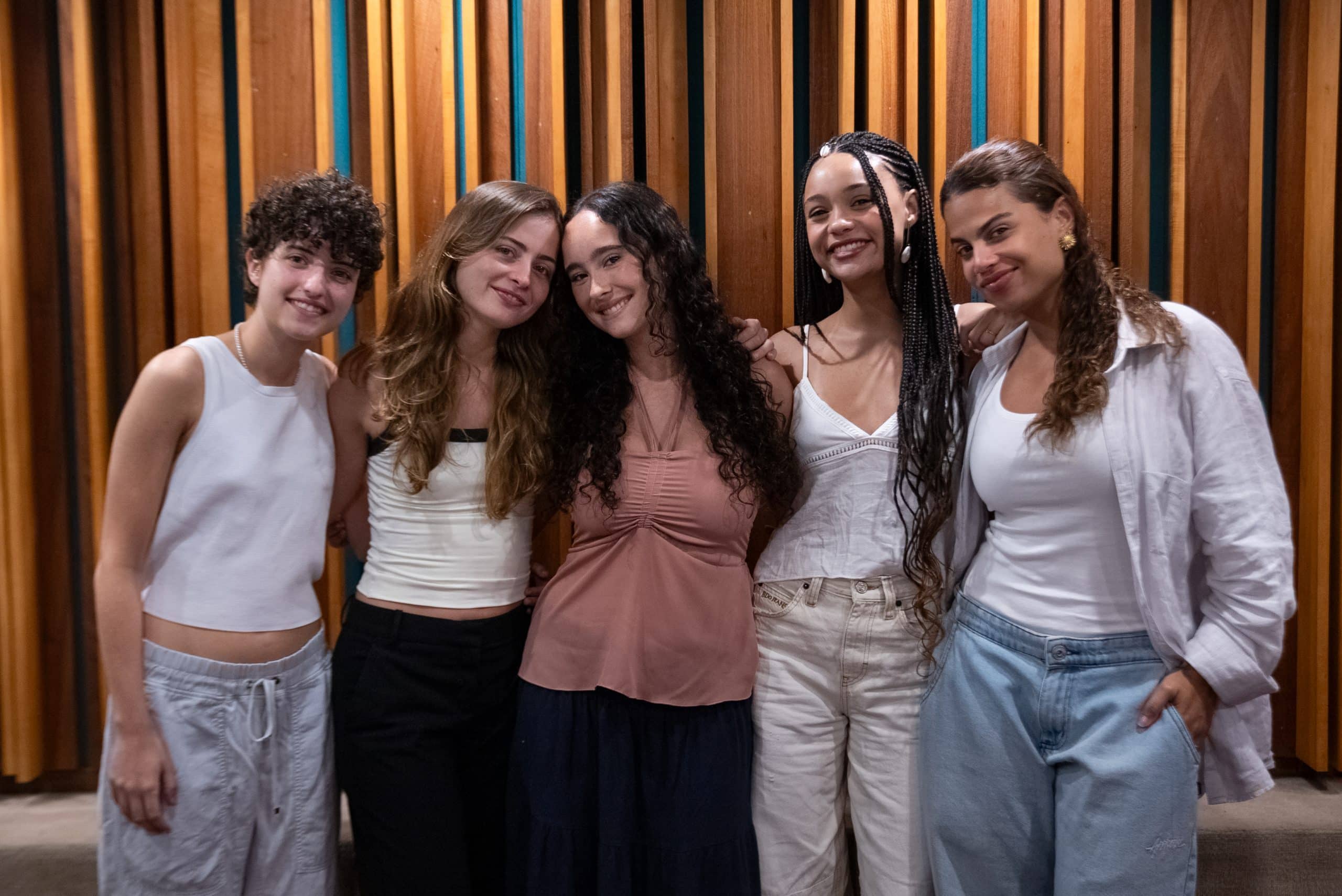revistaprosaversoearte.com - Chico Buarque e fam&iacute;lia participam do single duplo do grupo Escafandristas