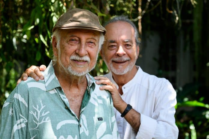 Álbum ‘O Mundo Livre de Menesca & Peranzza’ – Encontro histórico reúne dois mestres da música brasileira em álbum inédito