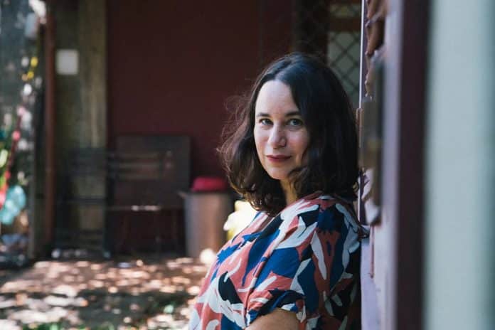 Alguém acendeu uma lâmpada num livro, por Ana Martins Marques