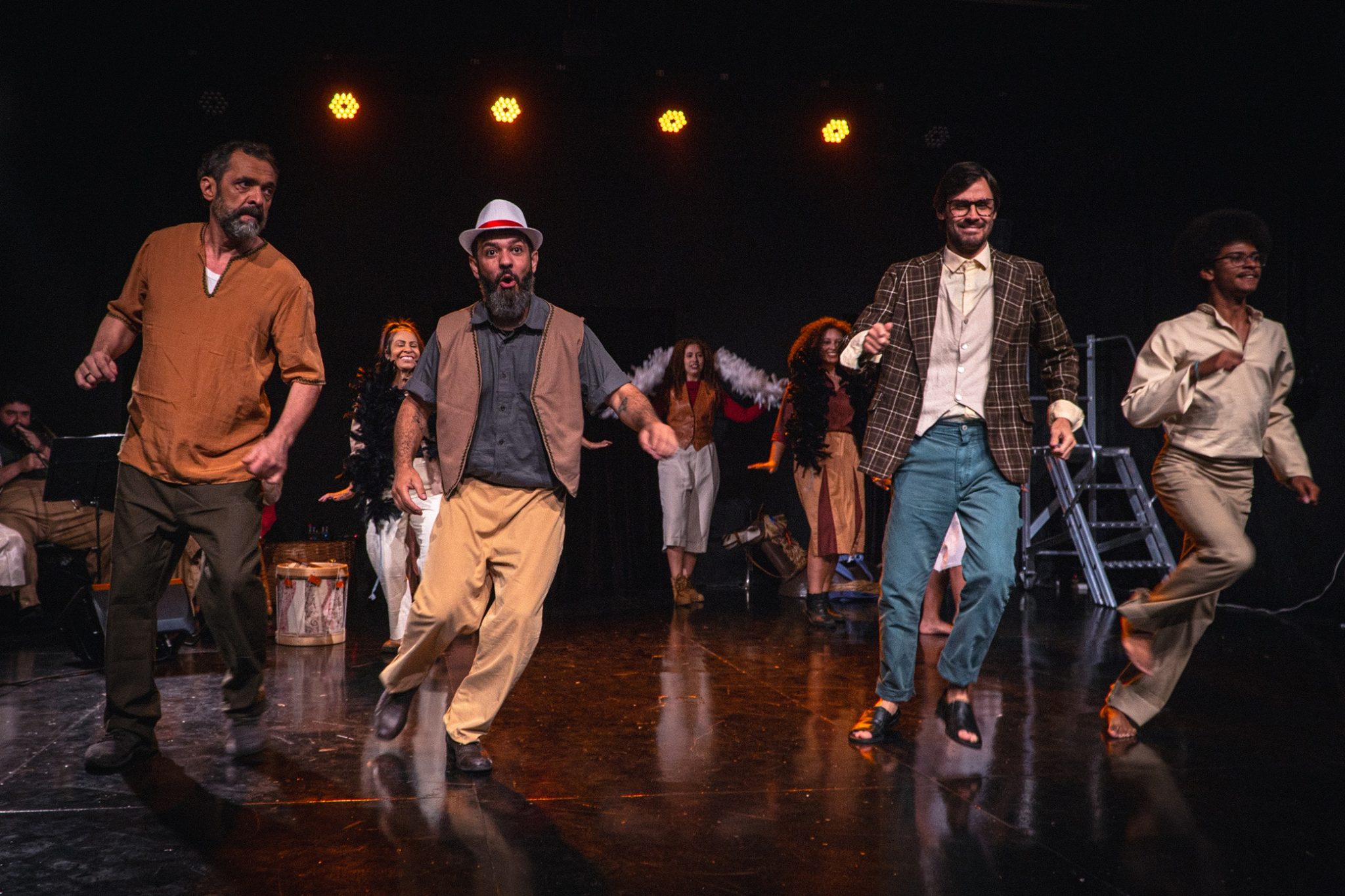 Espetáculo musical 'Brasil em Revista' revisita a história brasileira pelo olhar da resistência popular revistaprosaversoearte.com - Espetáculo musical 'Brasil em Revista' revisita a história brasileira pelo olhar da resistência popular