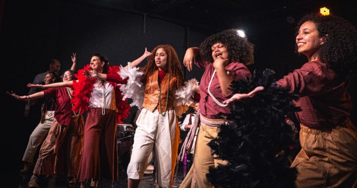 Espetáculo musical ‘Brasil em Revista’ revisita a história brasileira pelo olhar da resistência popular