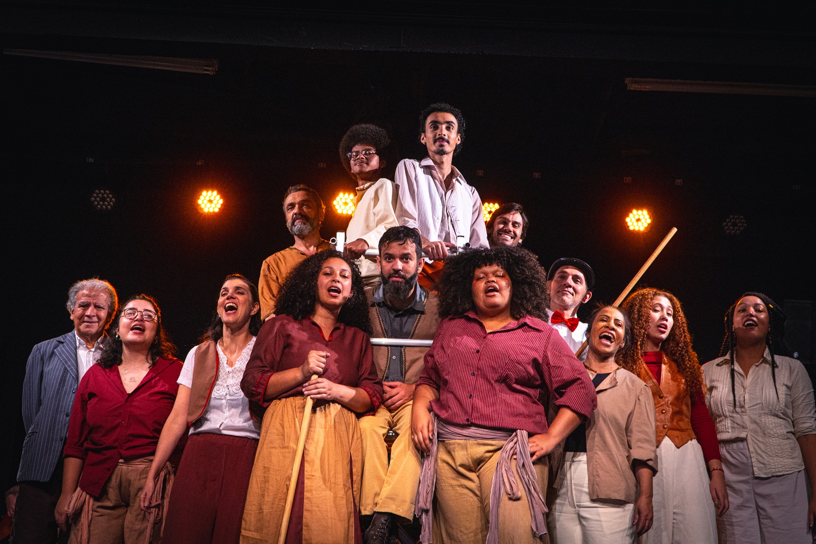 Espetáculo musical 'Brasil em Revista' revisita a história brasileira pelo olhar da resistência popular revistaprosaversoearte.com - Espetáculo musical 'Brasil em Revista' revisita a história brasileira pelo olhar da resistência popular