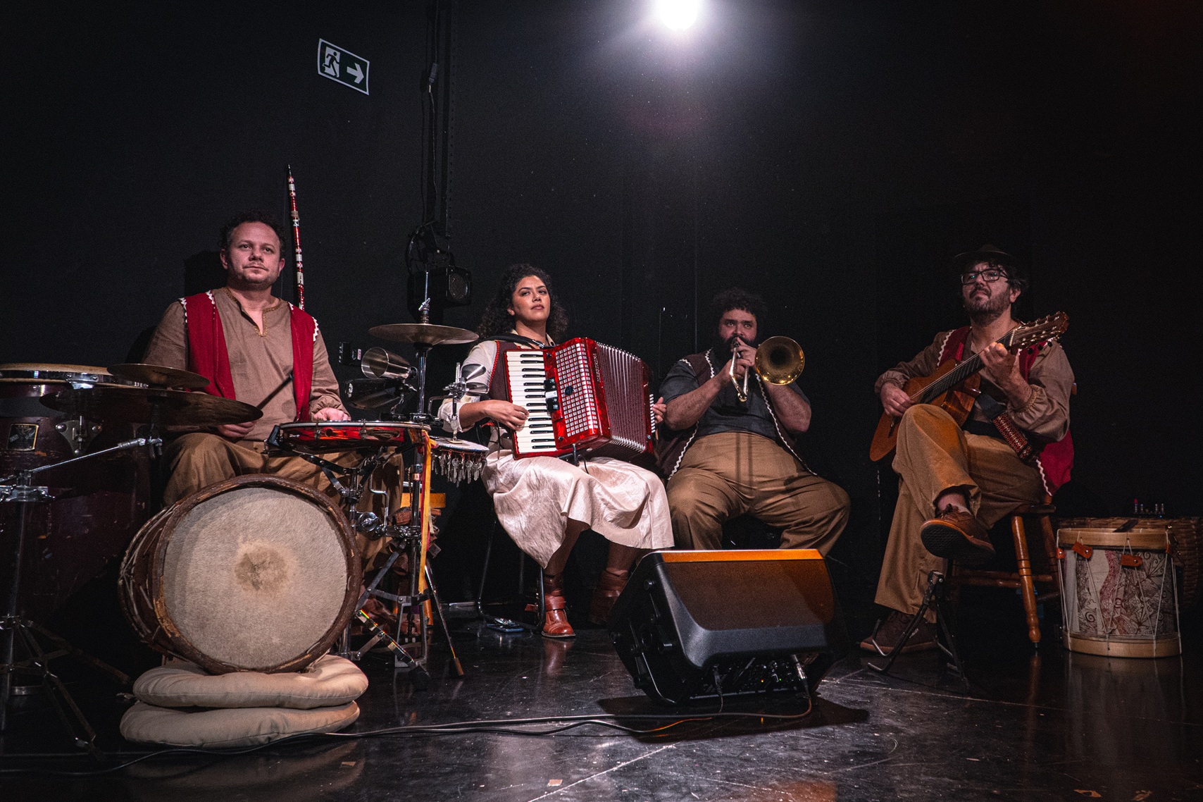 Espetáculo musical 'Brasil em Revista' revisita a história brasileira pelo olhar da resistência popular revistaprosaversoearte.com - Espetáculo musical 'Brasil em Revista' revisita a história brasileira pelo olhar da resistência popular