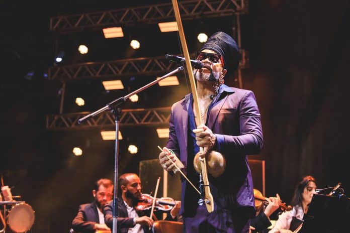 Carlinhos Brown e a Orquestra Ouro Preto celebram parceria em álbum duplo ‘Afrossinfonicidade’