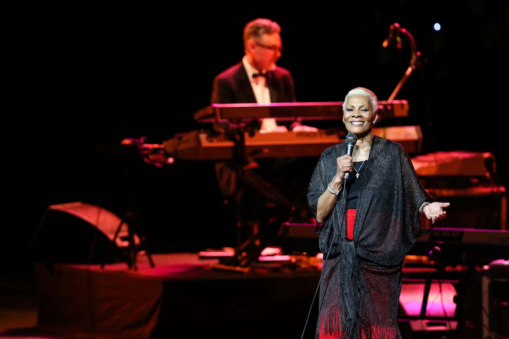 revistaprosaversoearte.com - Dionne Warwick se despede dos palcos com a turn&ecirc; "Over and Out: A Farewell Tour" em outubro no Brasil
