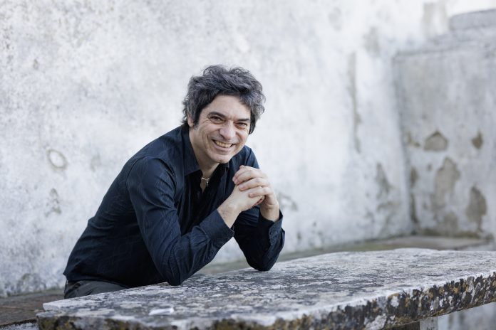 Fred Martins retorna à Acaso Cultural com show intimista que conecta Brasil, África e Península Ibérica