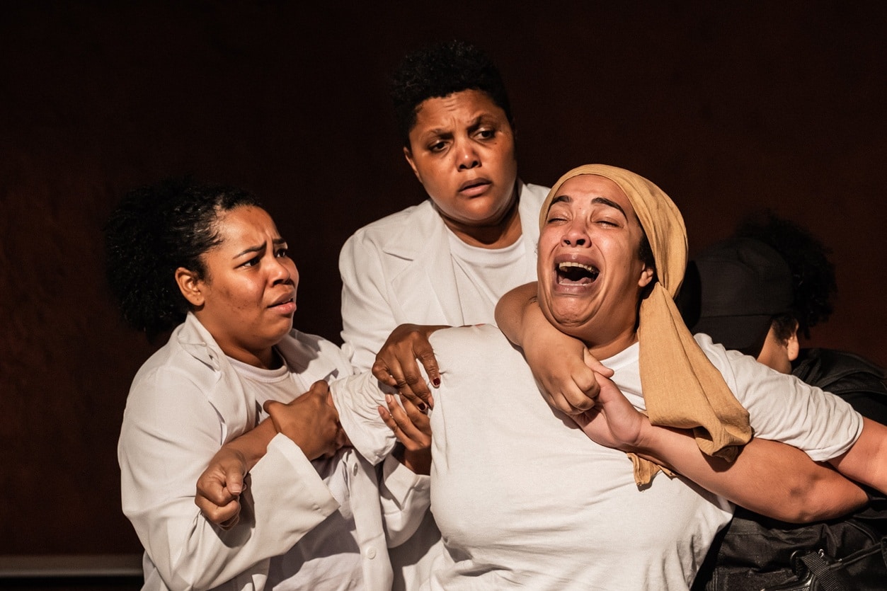 Sesc Copacabana: Amok Teatro retorna ao teatro documentário com 'Incondicionais' revistaprosaversoearte.com - Sesc Copacabana: Amok Teatro retorna ao teatro documentário com 'Incondicionais'