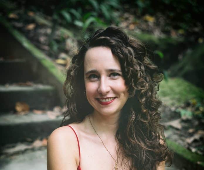 Julie Wein lança álbum ‘Pianos e Canções’, com participações especiais de Francis Hime e Ivan Lins