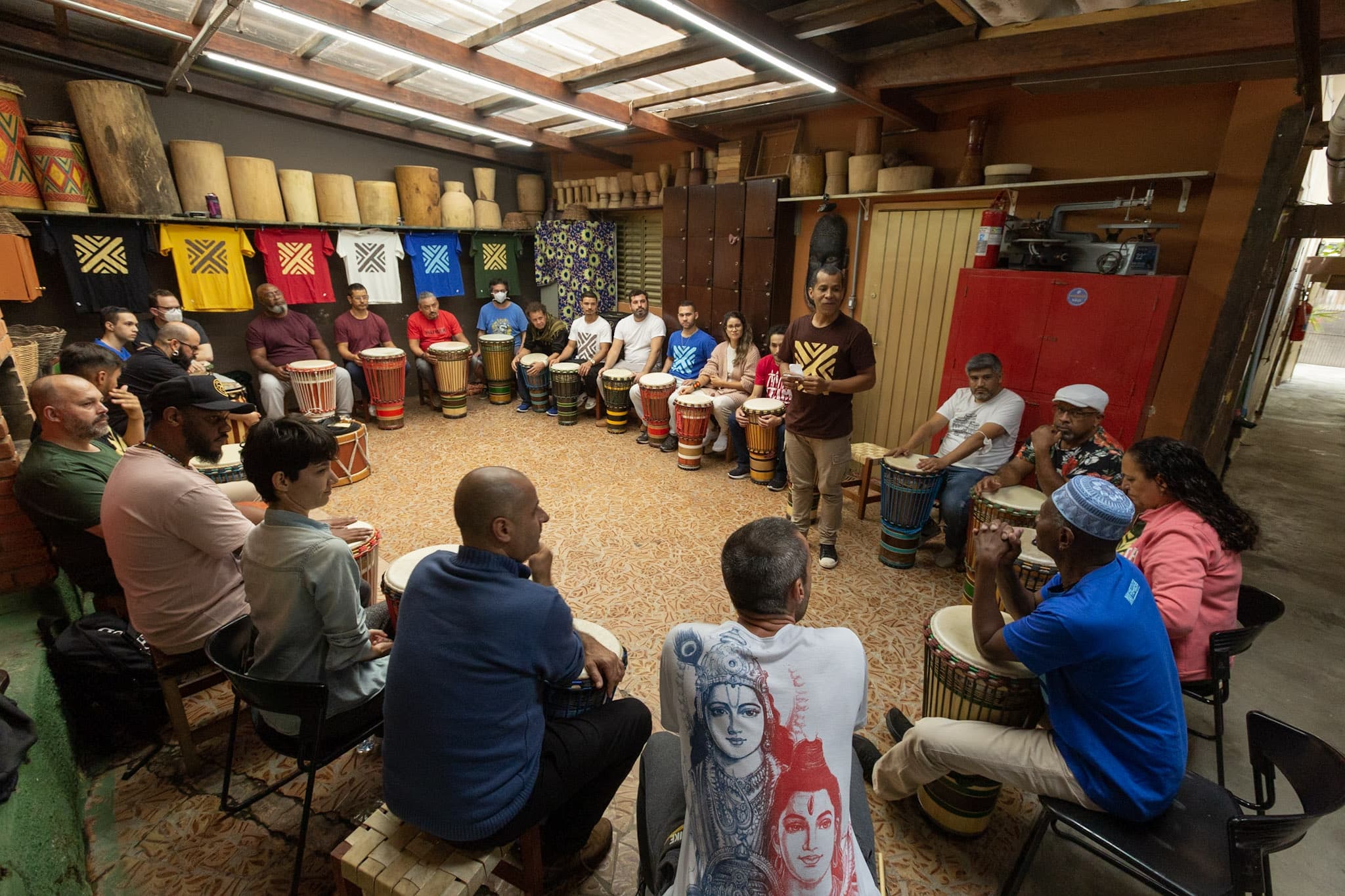 Conexão Percussiva: Instituto Tambor promove encontro histórico entre os mestres Gabi Guedes e Carlos Caçapava em São Paulo revistaprosaversoearte.com - Conexão Percussiva: Instituto Tambor promove encontro histórico entre os mestres Gabi Guedes e Carlos Caçapava em São Paulo