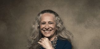Três coletâneas celebram os 80 anos de Maria Bethânia e chegam às plataformas de música