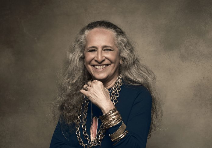 Três coletâneas celebram os 80 anos de Maria Bethânia e chegam às plataformas de música