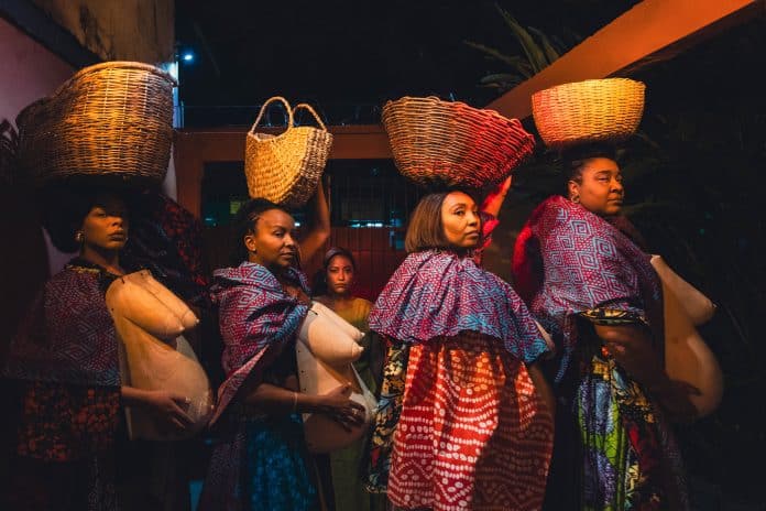 A Capulanas Cia de Arte Negra inicia as celebrações de seus 20 anos com No Baile de Osá Meji Faço das Tripas o Meu Coração
