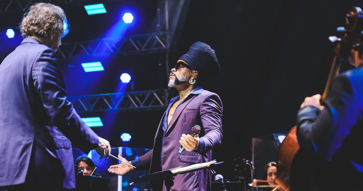 revistaprosaversoearte.com - Carlinhos Brown e a Orquestra Ouro Preto celebram parceria em &aacute;lbum duplo 'Afrossinfonicidade'