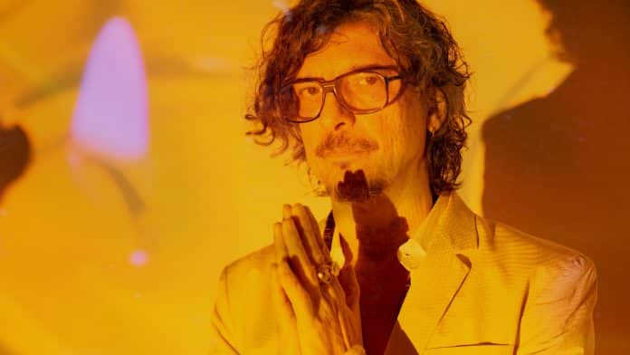 Pedro Luís estreia videoclipe ‘Vem Amar Comigo’