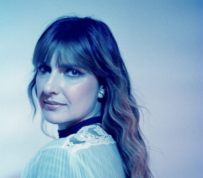 Anna Ratto lança single e videoclipe ‘Passe em casa’