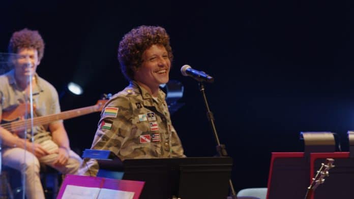 Chico Chico lança pela Deck o 2º Ato de EP gravado ao vivo com a Orquestra Sesiminas