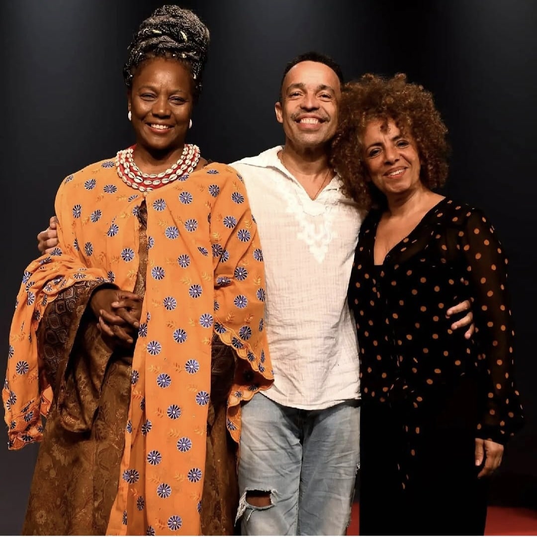 revistaprosaversoearte.com - Celebra&ccedil;&atilde;o e resist&ecirc;ncia nos palcos, com Cyda Moreno dando voz a Luiza Mahin... Eu ainda continuo aqui