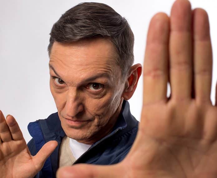 Paulo Miklos faz show em homenagem ao dia mundial do rock em SP
