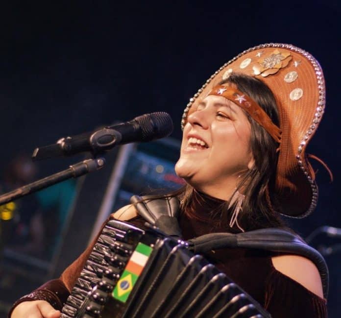Bella do Acordeon celebra 10 anos de carreira e transforma o instrumento em ponte entre tradição, maternidade e futuro