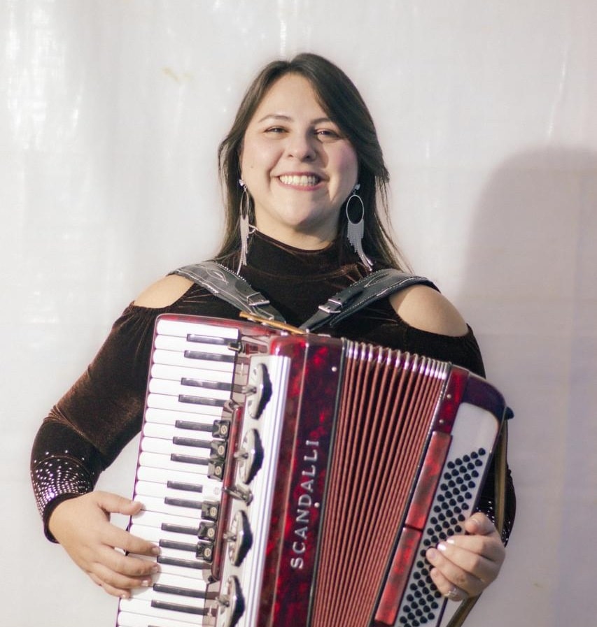 revistaprosaversoearte.com - Bella do Acordeon celebra 10 anos de carreira e transforma o instrumento em ponte entre tradi&ccedil;&atilde;o, maternidade e futuro