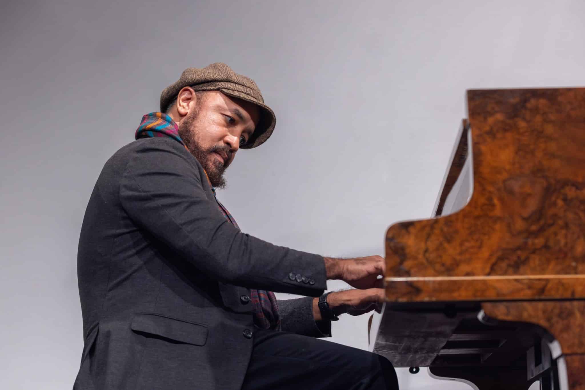 revistaprosaversoearte.com - Pianista e compositor Diones Correntino lan&ccedil;a o &aacute;lbum 'Piano Solo', gravado em Paris