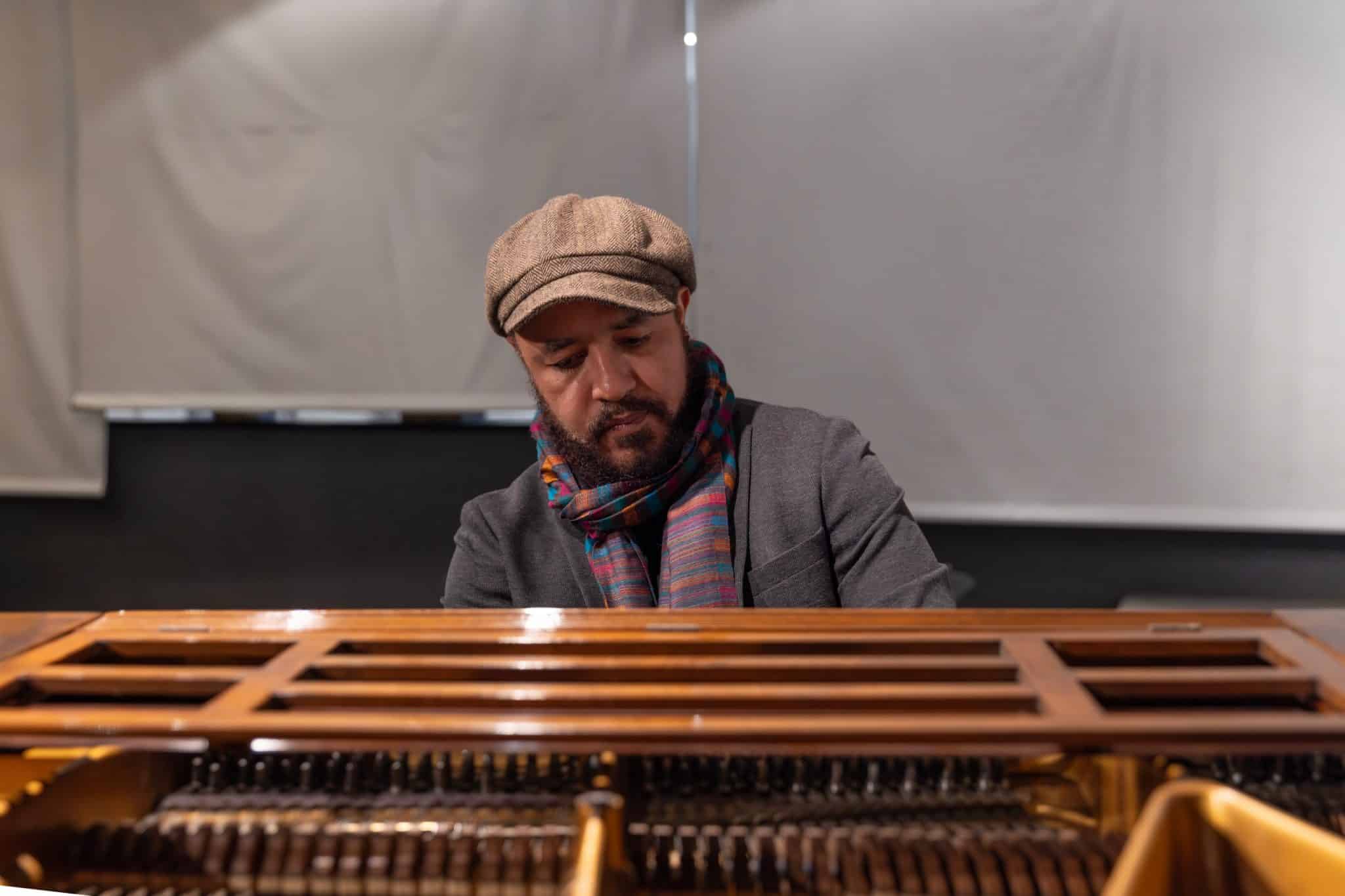 revistaprosaversoearte.com - Pianista e compositor Diones Correntino lan&ccedil;a o &aacute;lbum 'Piano Solo', gravado em Paris
