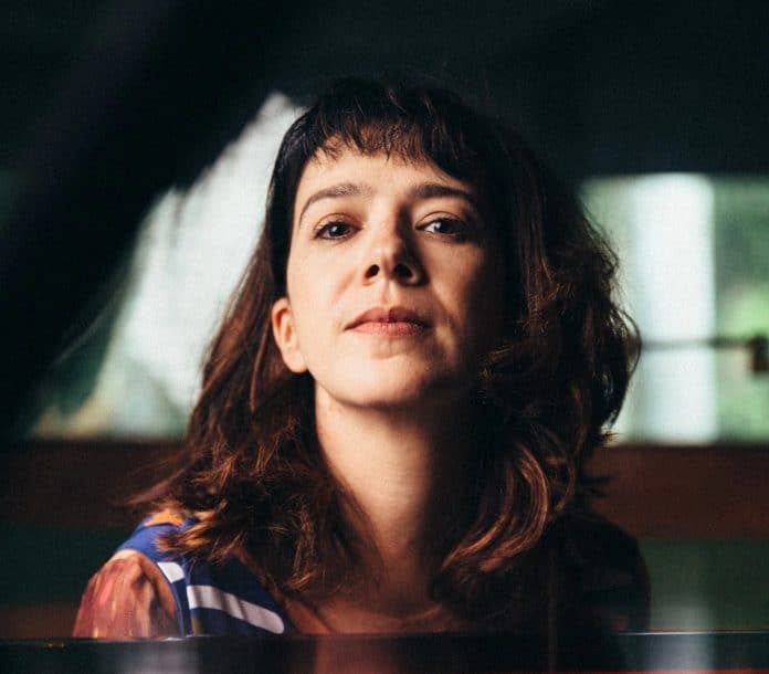Pianista Erika Ribeiro leva releitura contemporânea de Villa-Lobos à Sala Cecília Meireles