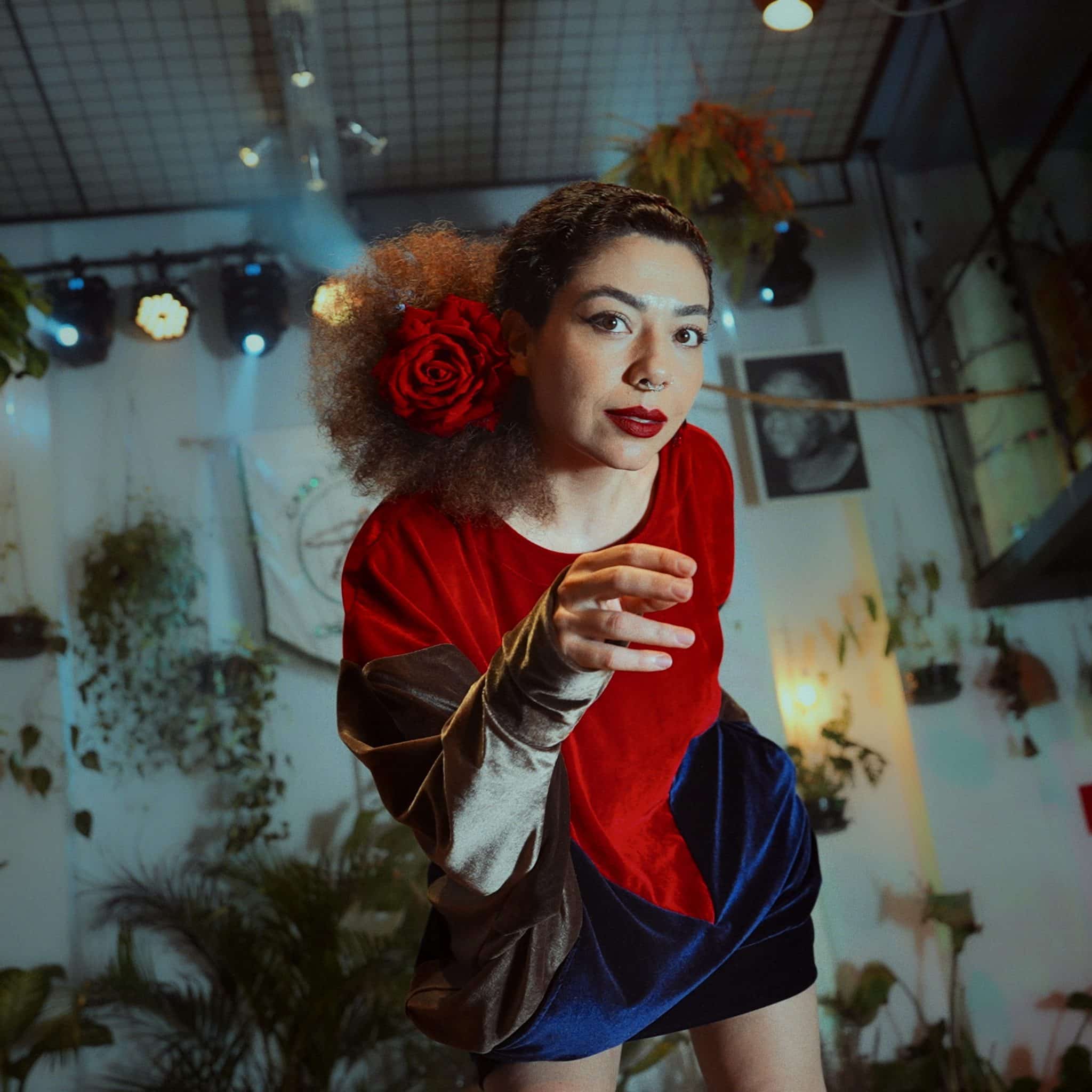 revistaprosaversoearte.com - Vanessa Moreno apresenta o single 'Esfinge', releitura autoral de Djavan