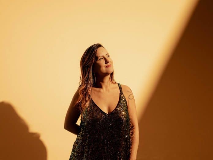 Estrela Leminski lança álbum ‘Completamente Poeta – Leminskanções 2’