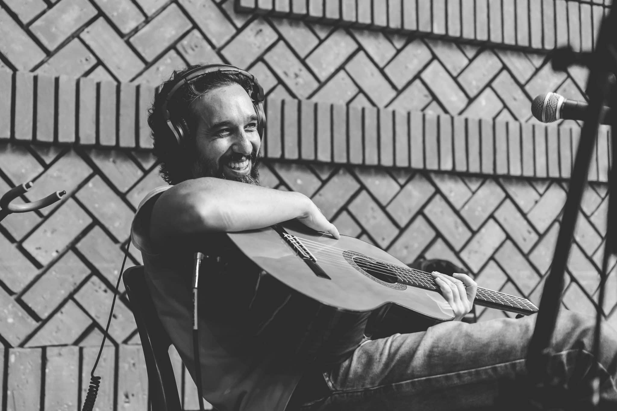 revistaprosaversoearte.com - Fabio Manzione une MPB e literatura no &aacute;lbum 'Caro&ccedil;o'