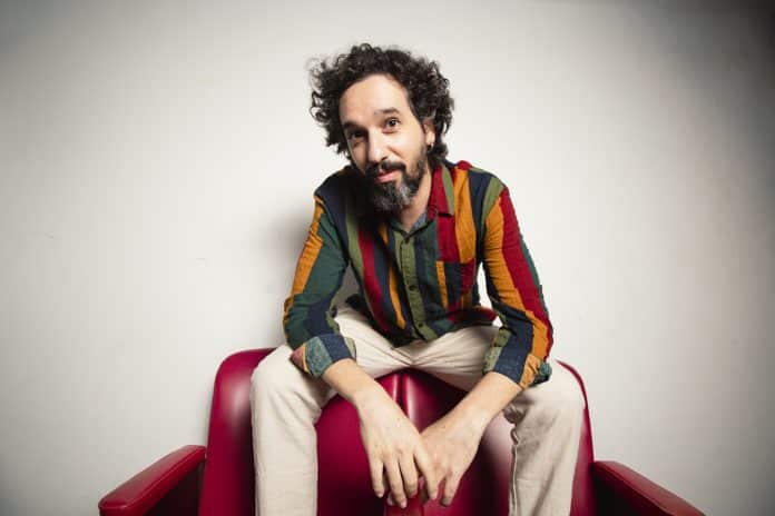 Fabio Manzione une MPB e literatura no álbum ‘Caroço’