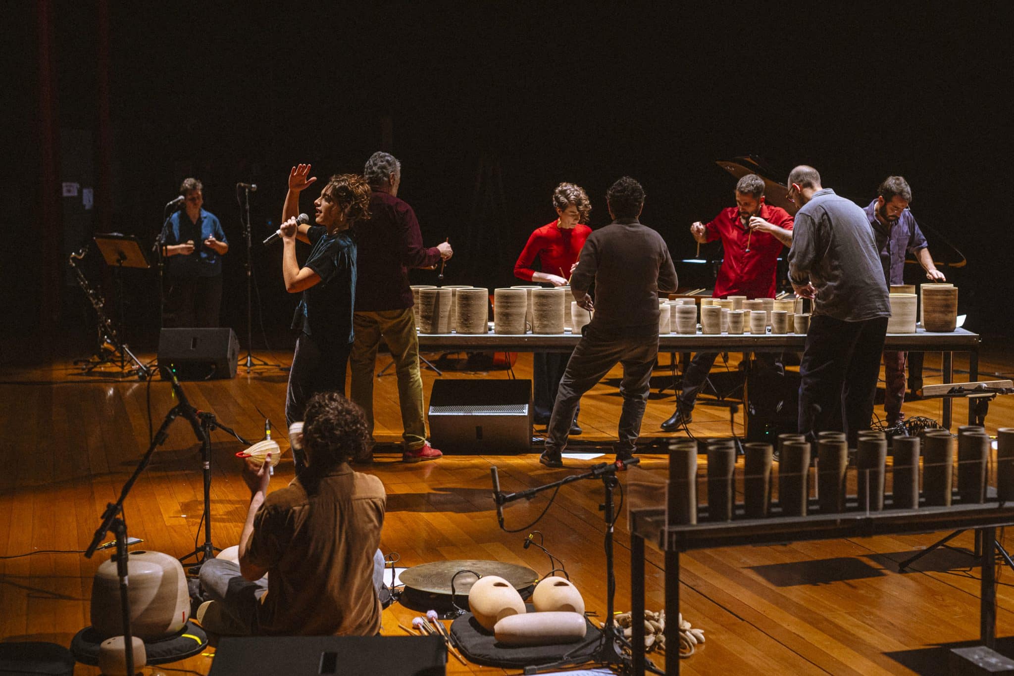 revistaprosaversoearte.com - Cer&acirc;mica vira instrumento musical em espet&aacute;culo que chega ao Sesc Vila Mariana
