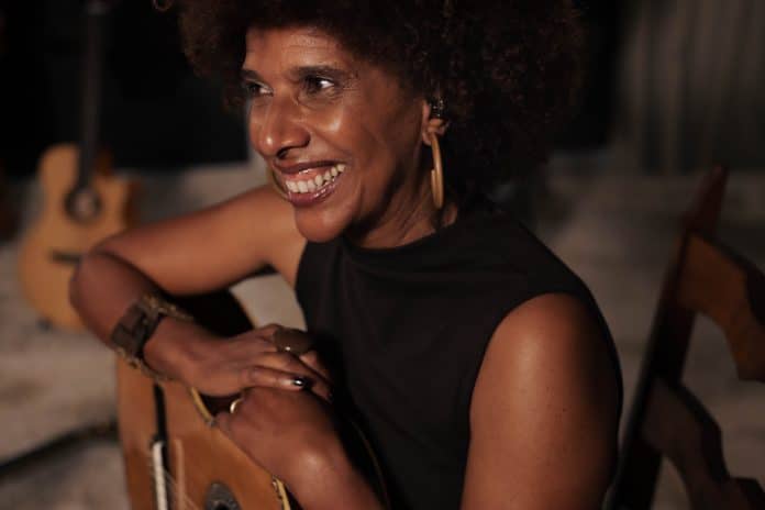 Sandra Fidalgo lança “Leve”, primeiro single do álbum ‘Raízes’