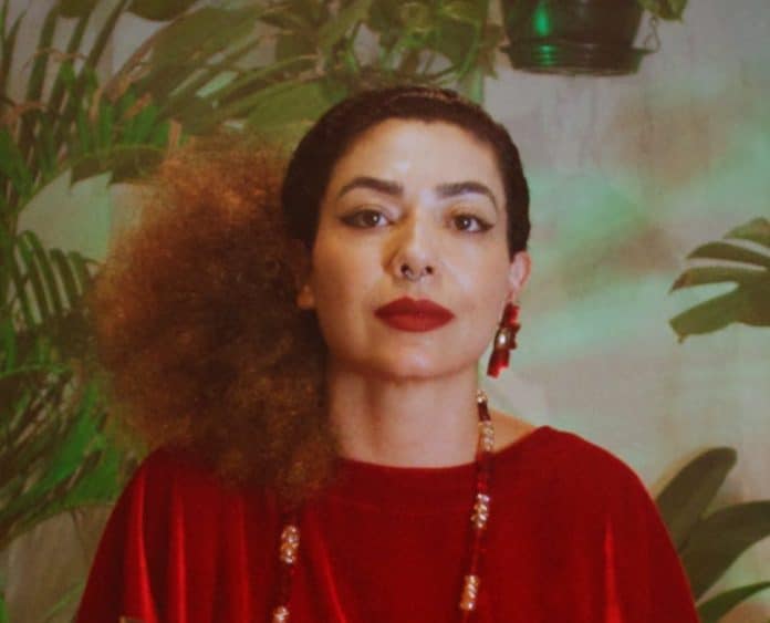 Vanessa Moreno apresenta o single ‘Esfinge’, releitura autoral de Djavan