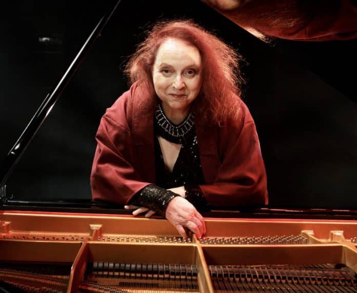 Terças Ipanema | Cida Moreira no show “Me acalmo danando – A música de Angela Ro Ro”