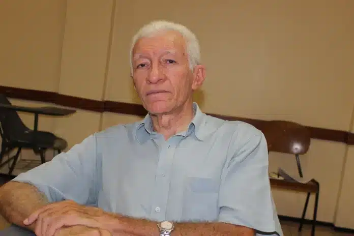 Entrevista com o escritor e professor Cineas Santos, por Daniela Aragão