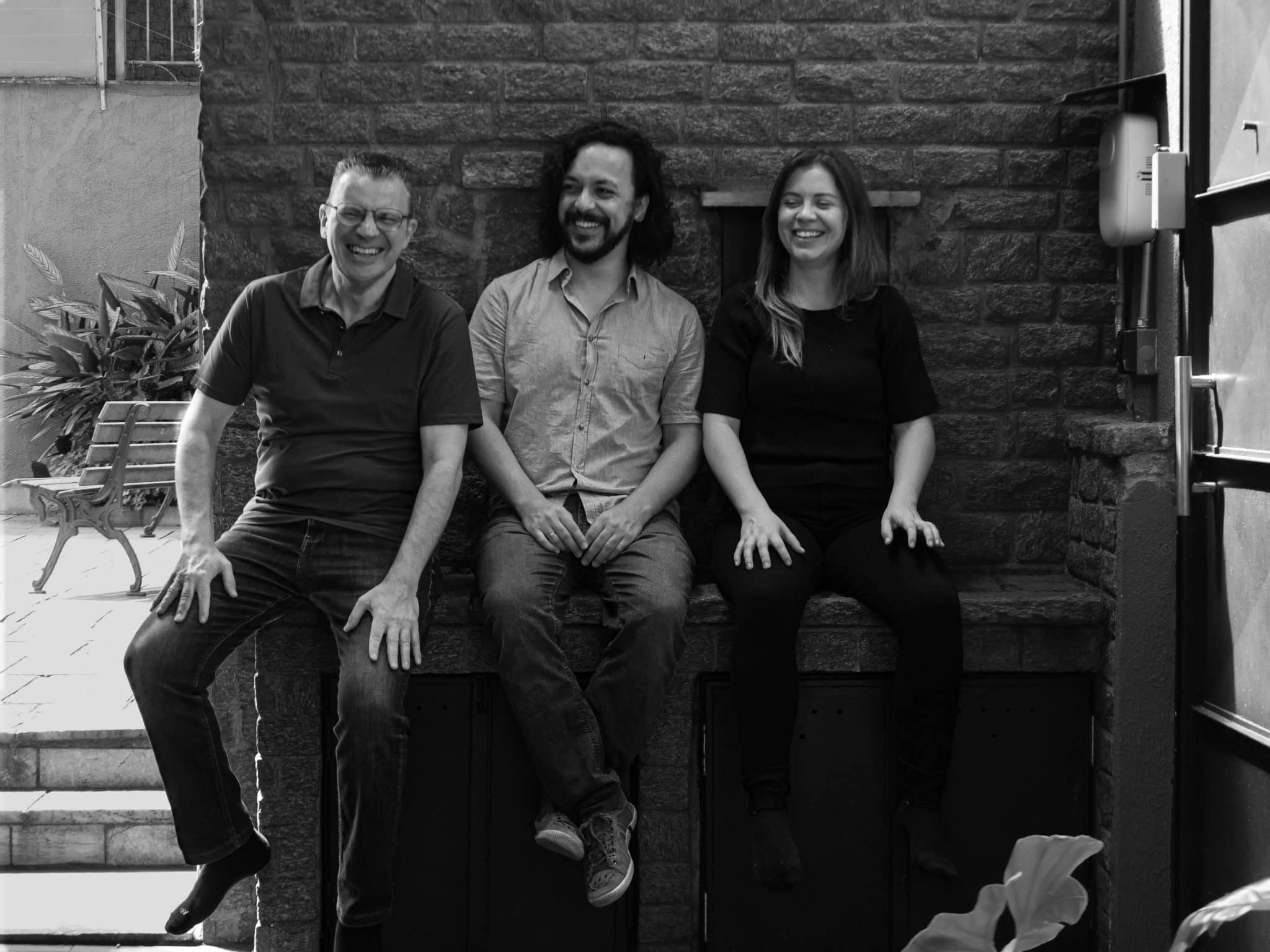 revistaprosaversoearte.com - Azul Music | &Aacute;lbum 'Unexpected Connections' de Emmanuele Baldini, Sandra Ribeiro, Lucas Thomazinho