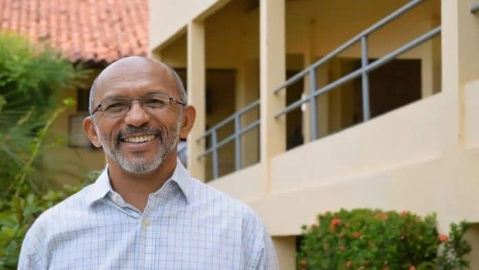 Entrevista com o professor e poeta Elio Ferreira, por Daniela Aragão