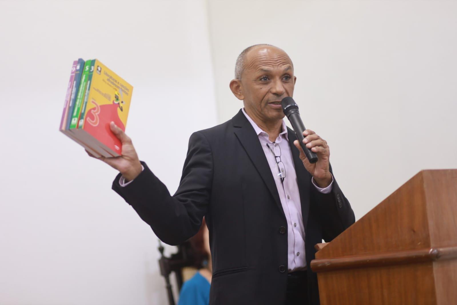 revistaprosaversoearte.com - Entrevista com o professor e poeta Elio Ferreira, por Daniela Arag&atilde;o