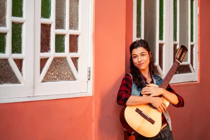 ”Eu Me Agarro na Viola” celebra centenário de Inezita Barroso em espetáculo inédito no SESI Itaperuna