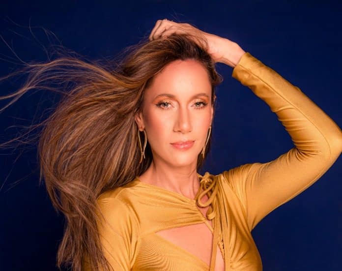 Suzy Mac mistura ritmos do Brasil e dos EUA em show no Dolores Club