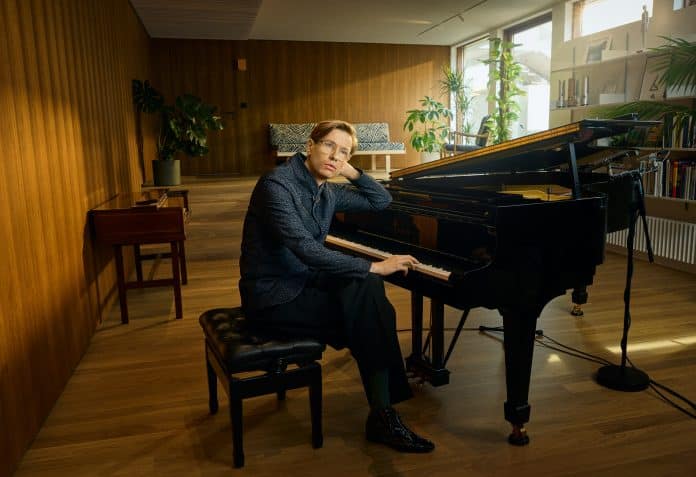 Dellarte apresenta Víkingur Ólafsson, pianista islandês aclamado como “novo superstar do piano”, faz recital no Rio